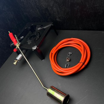 Set macelarie 3 piese, Arzator 70cm rosu, Pirostrie 30 X 30 Cm si furtun gaz 5m cu accesorii