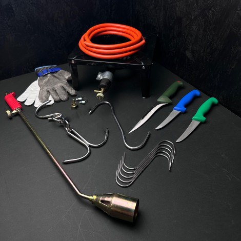 Set macelarie 18 piese, Arzator 70cm, Pirostrie 40x40cm, 3 Cutite, 7 Carlige diverse modele, manusa macelar si furtun gaz 5m cu accesorii