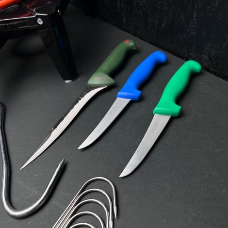 Set macelarie 18 piese, Arzator 70cm, Pirostrie 40x40cm, 3 Cutite, 7 Carlige diverse modele, manusa macelar si furtun gaz 5m cu accesorii