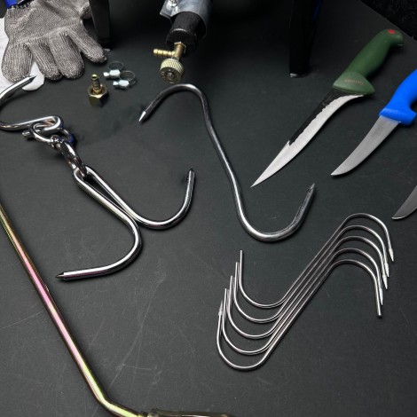 Set macelarie 18 piese, Arzator 70cm, Pirostrie 40x40cm, 3 Cutite, 7 Carlige diverse modele, manusa macelar si furtun gaz 5m cu accesorii