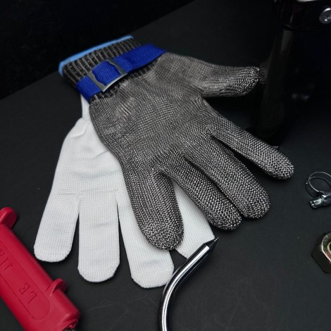 Set macelarie 18 piese, Arzator 70cm, Pirostrie 40x40cm, 3 Cutite, 7 Carlige diverse modele, manusa macelar si furtun gaz 5m cu accesorii