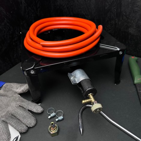 Set macelarie 18 piese, Arzator 70cm, Pirostrie 40x40cm, 3 Cutite, 7 Carlige diverse modele, manusa macelar si furtun gaz 5m cu accesorii