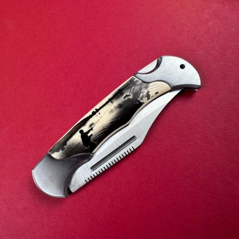 Cutit camping tip Briceag 19cm, lama zimtata otel inox, maner imprimeu pescar FR20