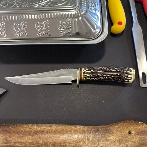 Set camping si gratar 7 piese FeroCut: Toporisca, Tava servire, 2x Cutite macelarie, Cutit corn cerb, Furculita si Perie grătar