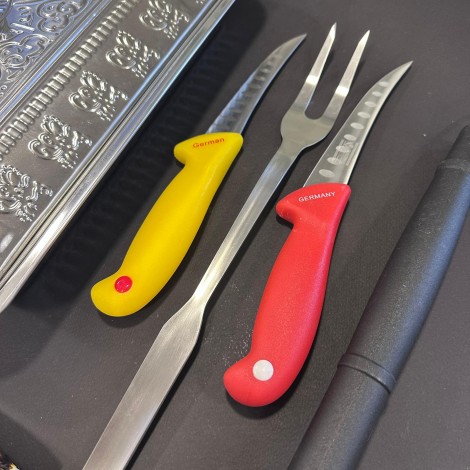 Set camping si gratar 7 piese FeroCut: Toporisca, Tava servire, 2x Cutite macelarie, Cutit corn cerb, Furculita si Perie grătar