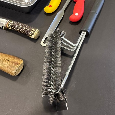 Set camping si gratar 7 piese FeroCut: Toporisca, Tava servire, 2x Cutite macelarie, Cutit corn cerb, Furculita si Perie grătar