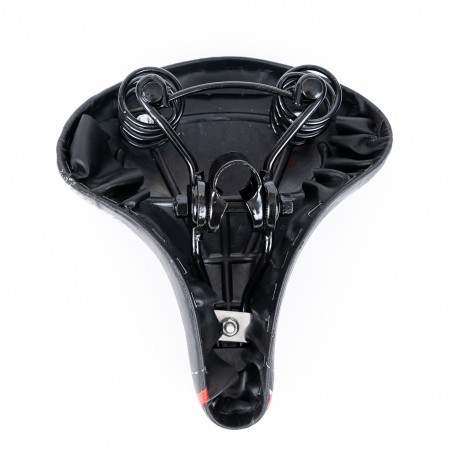 Sa bicicleta, culoare neagra cu imprimeu de culoare alb si rosu