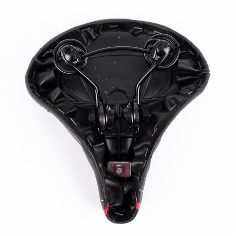 Sa bicicleta, culoare neagra cu imprimeu de culoare alb si rosu